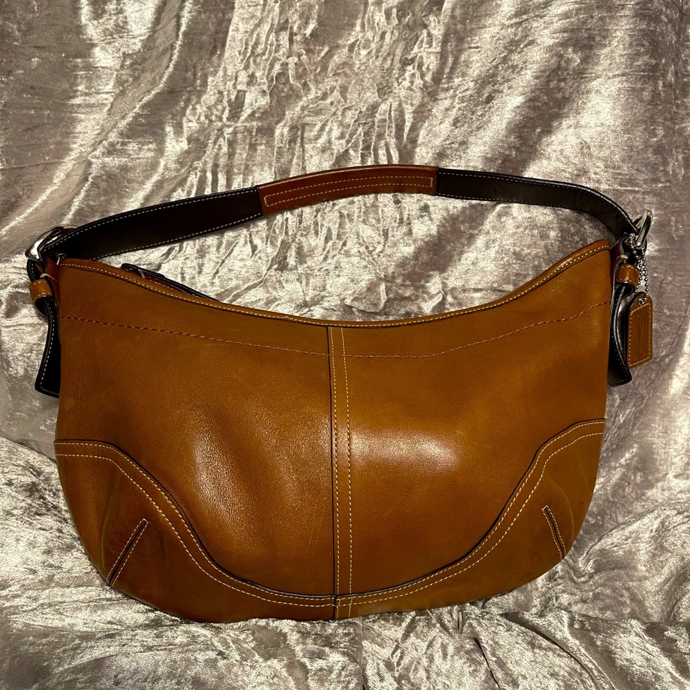 Coach traditional hobo purse amazing condition